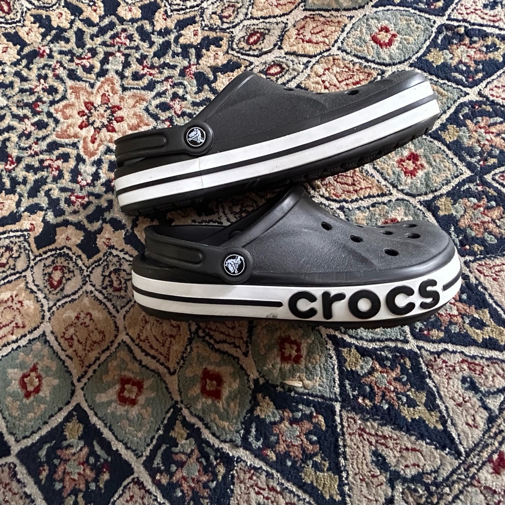 Black crocs Women’s 8 Men’s 6